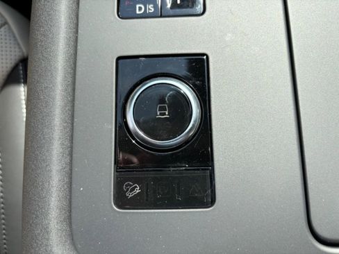 Certified 2025 Land Rover Discovery Dynamic SE image 30