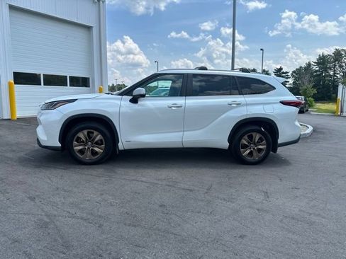 Used 2023 Toyota Highlander Bronze Edition AWD/4WD image 2
