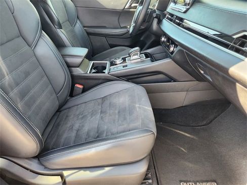 Used 2024 Mitsubishi Outlander SE image 15