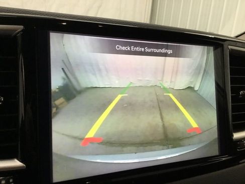 Used 2023 Chrysler Pacifica Touring-L FWD image 11