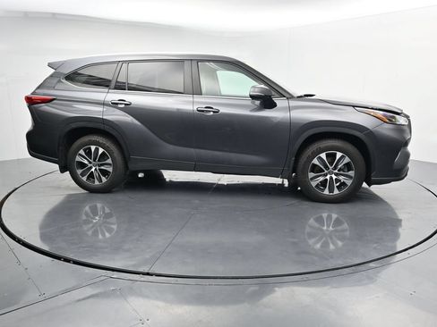 Used 2023 Toyota Highlander XLE AWD/4WD image 9
