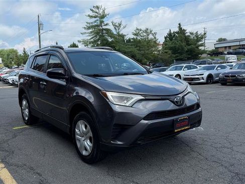 Used 2017 Toyota RAV4 LE AWD/4WD image 3