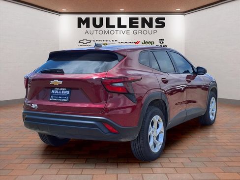 Used 2024 Chevrolet Trax LS w/ LS Convenience Package FWD image 5