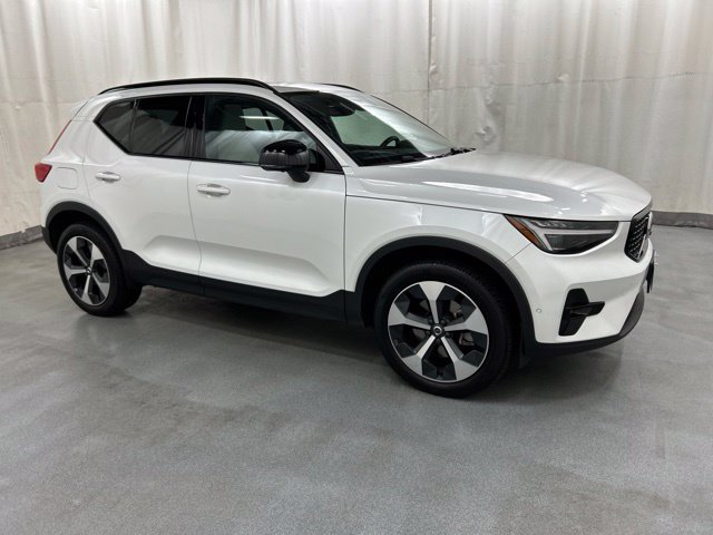 Used 2024 Volvo XC40 B5 Plus w/ Climate Package AWD/4WD image 1