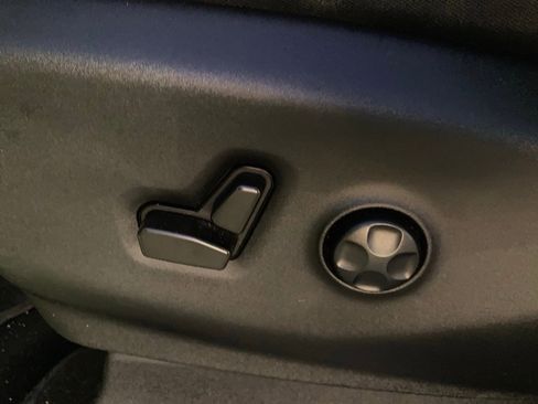 Used 2022 Chrysler Voyager LX image 13