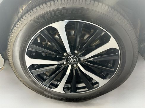Used 2021 Toyota Highlander XSE FWD image 11