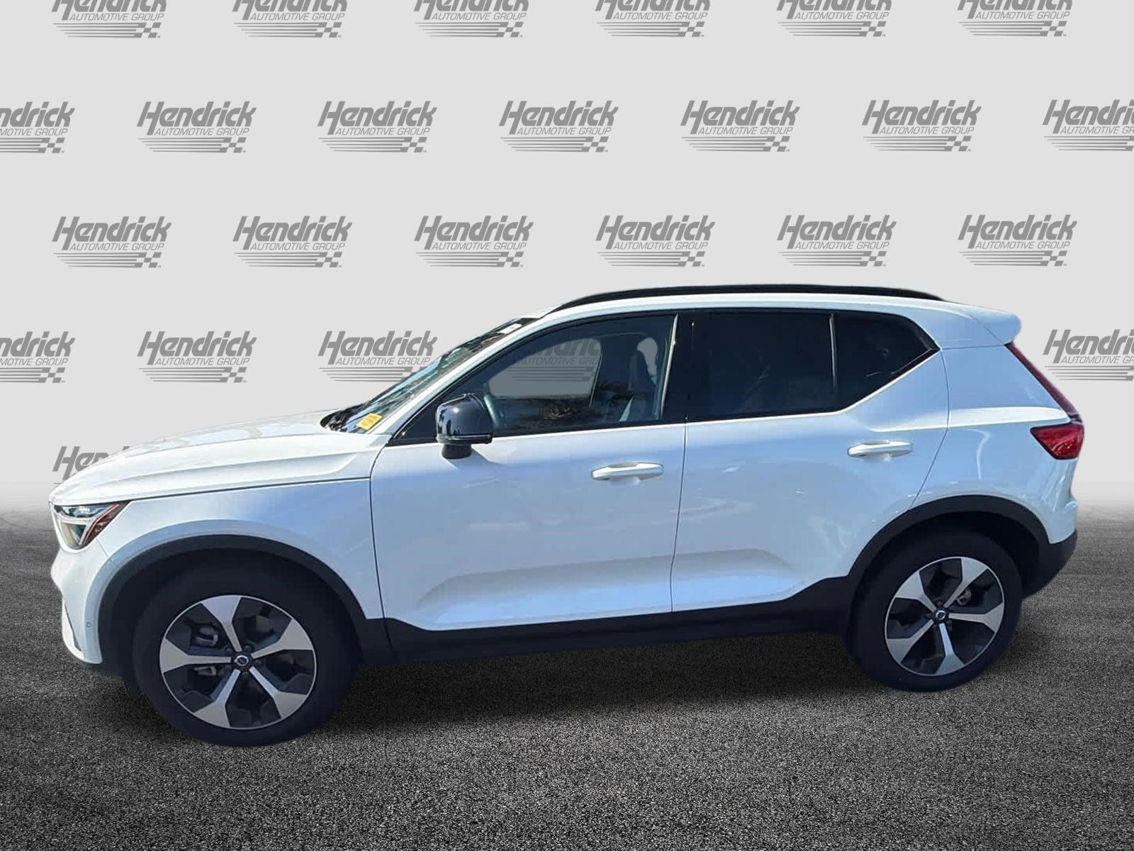 Certified 2025 Volvo XC40 B5 Plus AWD/4WD image 10