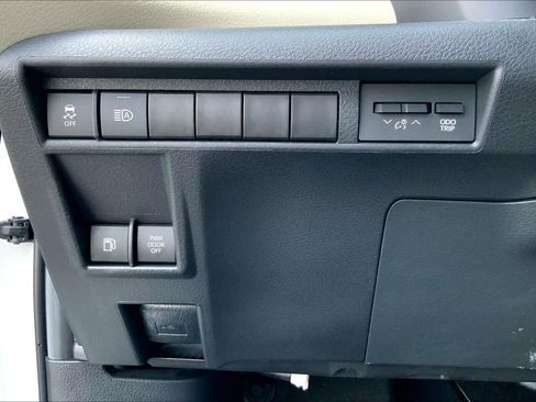 Used 2024 Toyota Sienna XLE FWD image 33