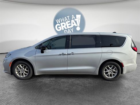 Certified 2024 Chrysler Pacifica Touring-L image 6