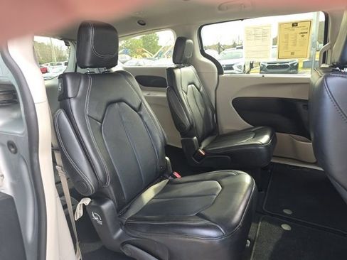 Used 2024 Chrysler Pacifica Touring-L image 35