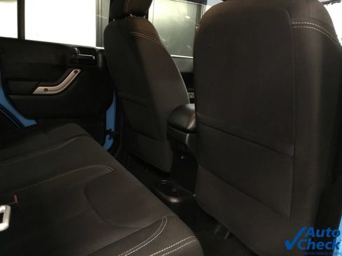 Used 2018 Jeep Wrangler Unlimited Sahara w/ Dual Top Group AWD/4WD image 35