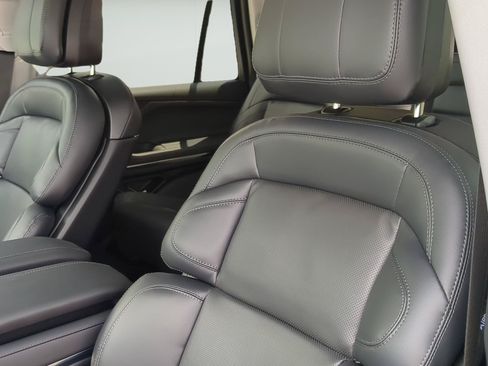 New 2026 Lincoln Navigator Premiere AWD/4WD image 19