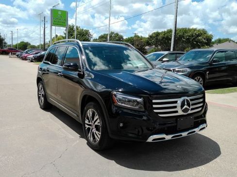 Used 2024 Mercedes-Benz GLB 250 w/ Driver Assistance Package image 4