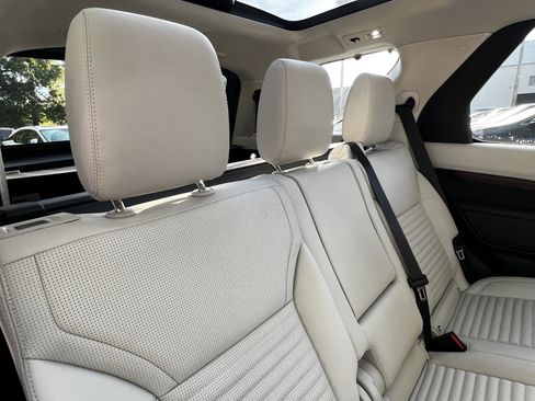 Used 2023 Land Rover Discovery S image 43