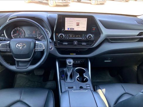 Used 2023 Toyota Highlander XLE image 16
