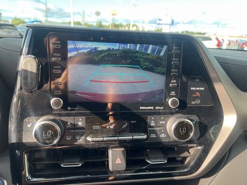 Used 2022 Toyota Highlander XLE image 21