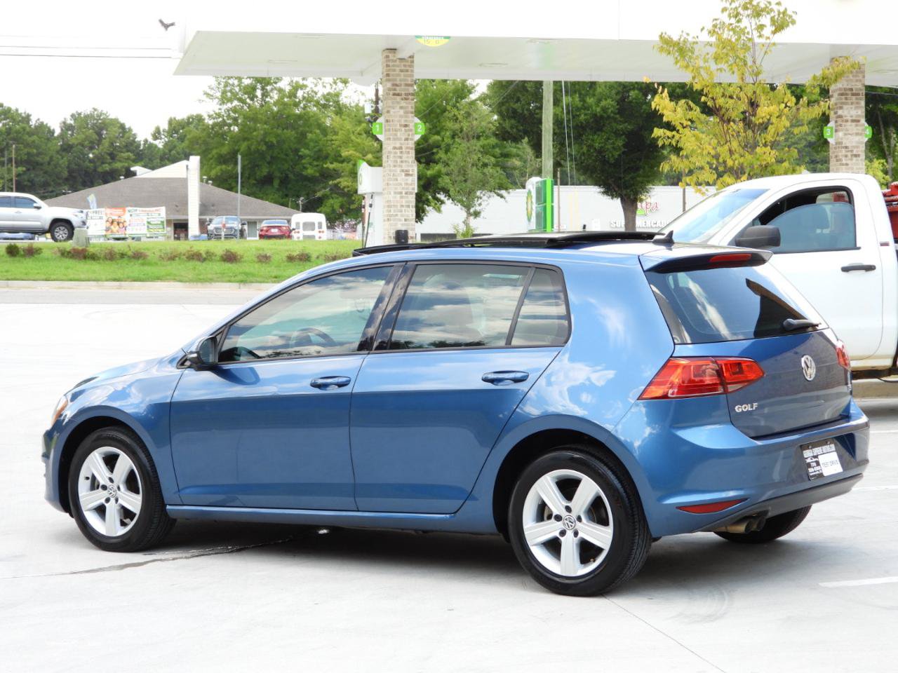 Used 2017 Volkswagen Golf Wolfsburg Edition FWD image 28