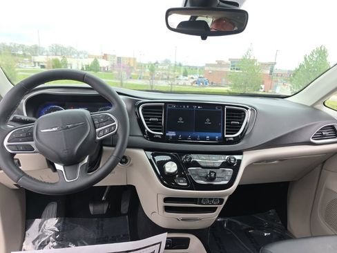 Used 2024 Chrysler Pacifica Touring-L FWD image 10