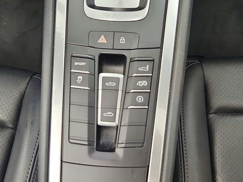 Used 2019 Porsche 718 Boxster RWD image 24