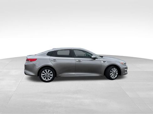 Used 2018 Kia Optima LX w/ 17" Alloy Wheels Package FWD image 7