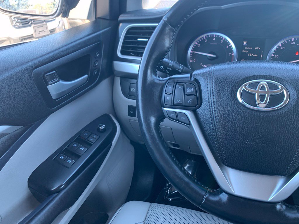 Used 2017 Toyota Highlander Limited Platinum w/ Carpet Mat Package AWD/4WD image 11