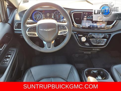 Used 2025 Chrysler Pacifica Select image 6