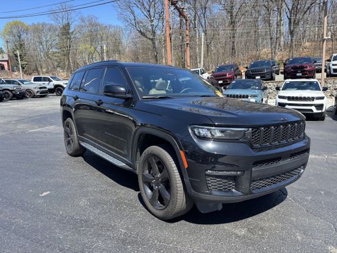 Used 2025 Jeep Grand Cherokee L Limited w/ Black Appearance Package image 3