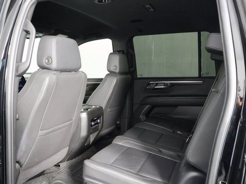 Used 2025 Chevrolet Suburban LT RWD image 10