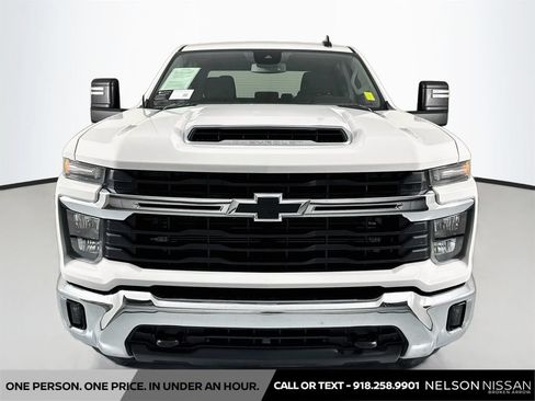 Used 2024 Chevrolet Silverado 2500 LT w/ Convenience Package AWD/4WD image 2
