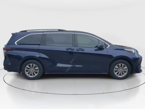 Used 2024 Toyota Sienna LE AWD/4WD image 2