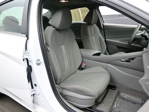 Certified 2025 Hyundai Elantra SEL FWD image 13