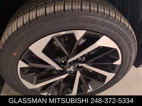 New 2025 Mitsubishi Outlander SE image 2