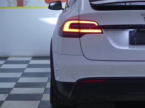 Used 2022 Tesla Model X Plaid image 29