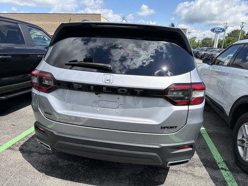 Used 2025 Honda Pilot Sport image 6
