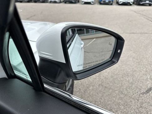 Used 2018 Volkswagen Tiguan SEL AWD/4WD image 38