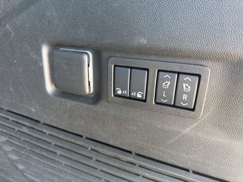 Used 2025 GMC Yukon XL Denali AWD/4WD image 12