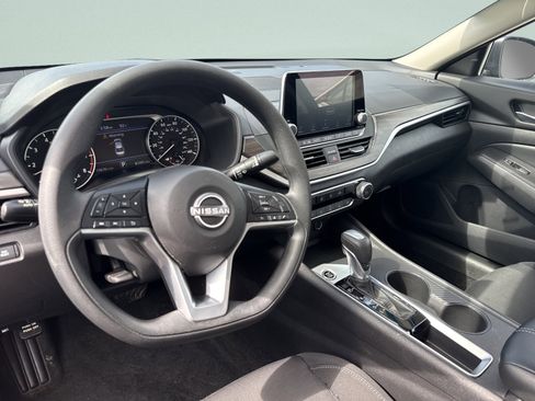 Used 2025 Nissan Altima 2.5 SV FWD image 8