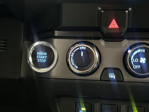 Used 2020 Toyota Tacoma TRD Off-Road w/ Technology Package AWD/4WD image 34