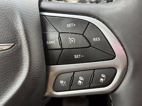 Used 2023 Chrysler Pacifica Touring-L FWD image 23