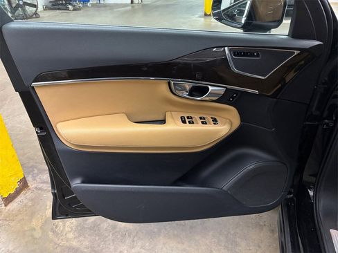 Used 2017 Volvo XC90 T6 Momentum w/ Vision Package image 11