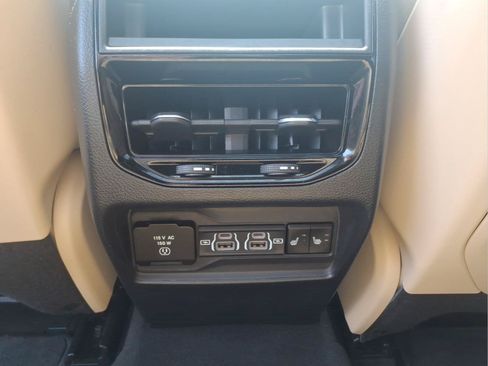 Used 2025 Jeep Grand Cherokee Limited w/ Black Appearance Package RWD image 15