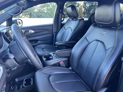 Used 2023 Chrysler Pacifica Touring-L w/ S Appearance Package image 18