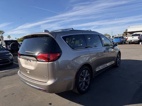 Used 2017 Chrysler Pacifica Limited image 7