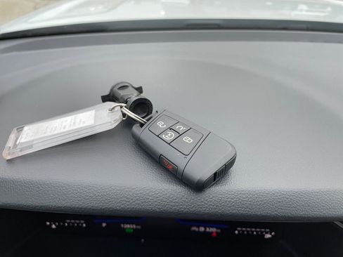 Used 2025 Volkswagen Taos SE image 22