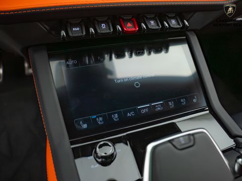 Used 2025 Lamborghini Urus SE image 29