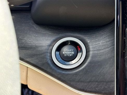 Used 2023 Jeep Grand Cherokee Limited w/ Luxury Tech Group II image 19