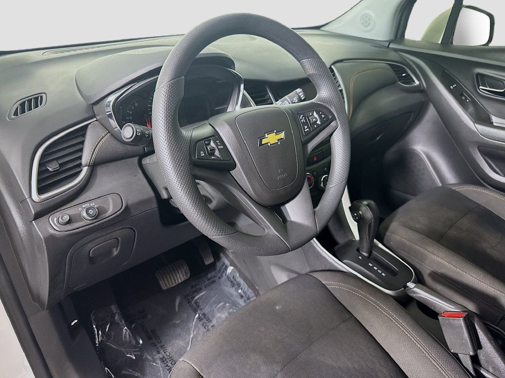 Used 2022 Chevrolet Trax LS w/ Tint and Cruise Package FWD image 9