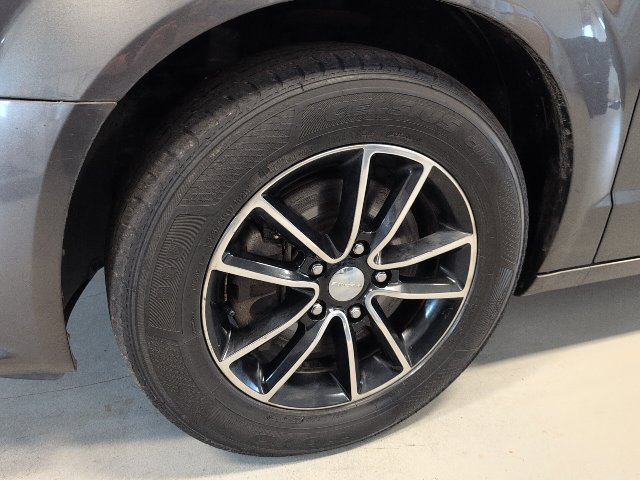 Used 2016 Dodge Grand Caravan SXT FWD image 9