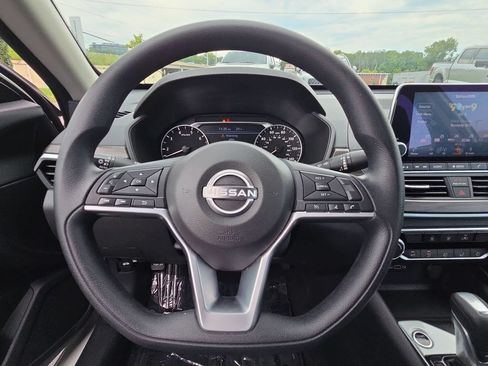 Used 2025 Nissan Altima 2.5 SV FWD image 17