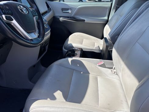 Used 2020 Toyota Sienna XLE w/ XLE Navigation Package FWD image 13
